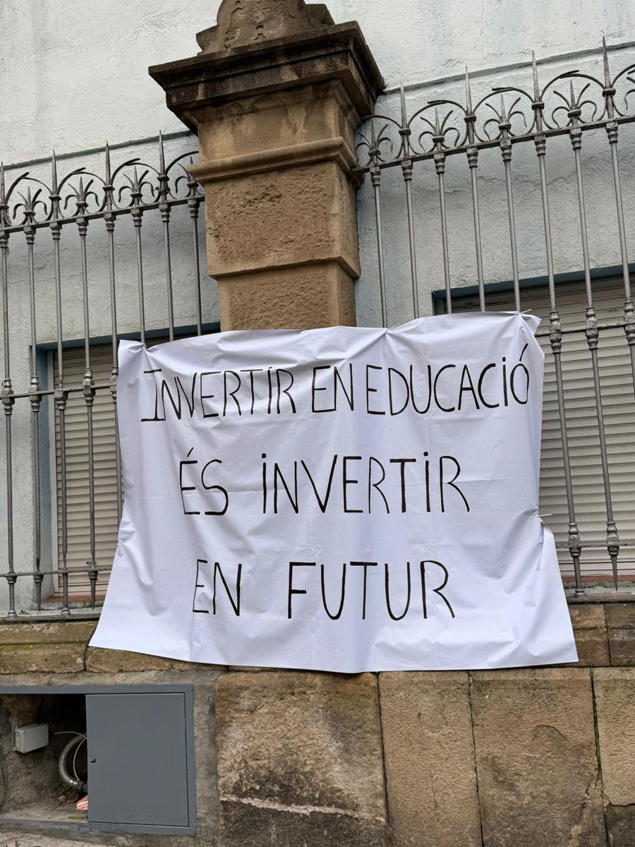 📢 Avui #11F la comunitat educativa surt al carrer. 

El malestar és profund i legítim: condicions laborals precàries, ràtios altes, manca de recursos, excessiva burocràcia… 

L’educació ha de ser la prioritat del país. Obrim fil ⤵️