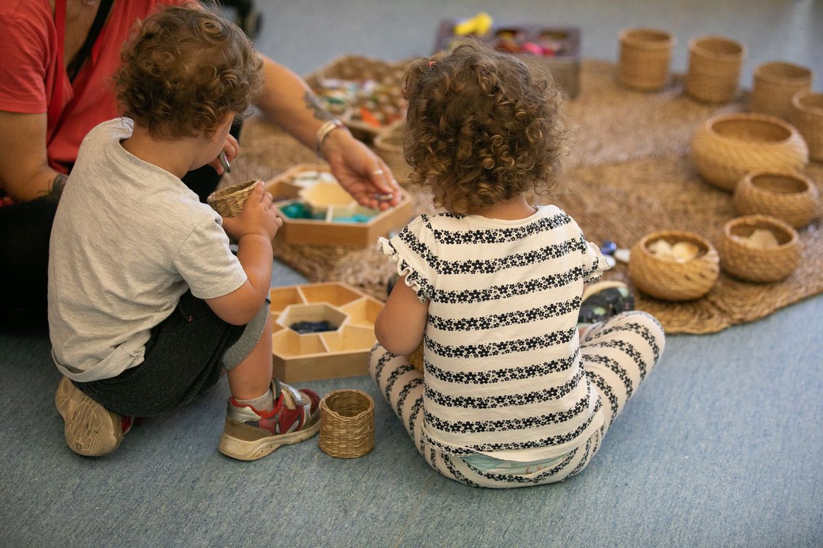 Des de <a href="/Junts_BCN/">Junts per Barcelona</a> reconeixem i defensem la tasca essencial de mestres, professors, educadors i tot el personal dels centres.

➡️ Cal millorar salaris i condicions laborals. Sense professionals ben valorats no hi ha educació de qualitat possible.