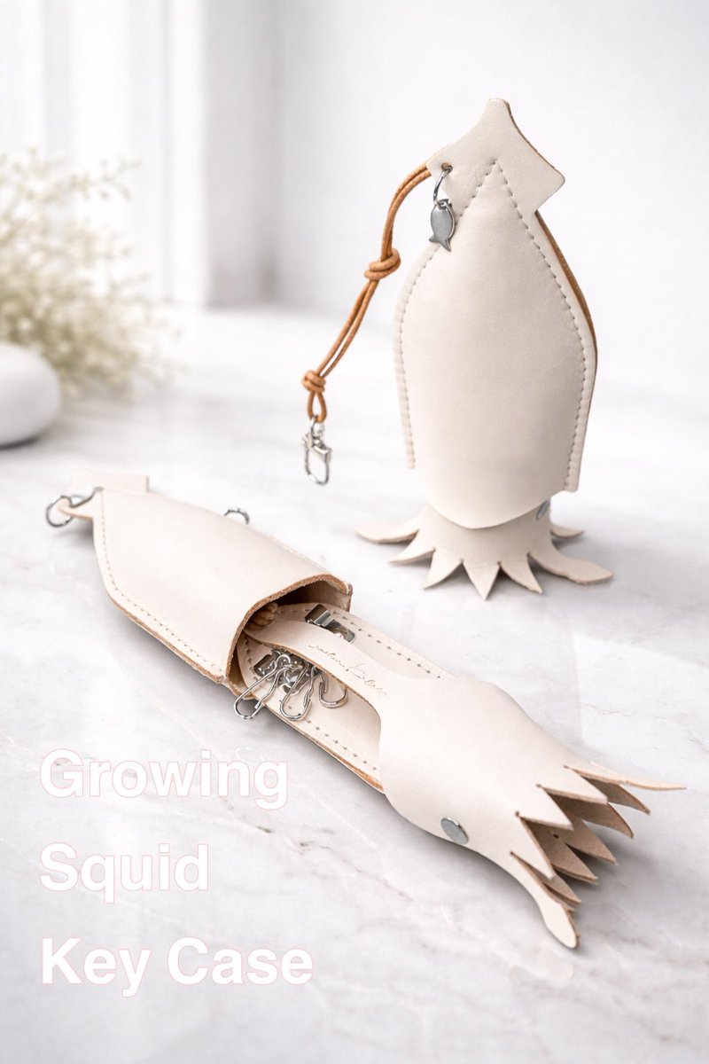 LeatherKakei's tweet image. 育てるスルメイカキーケース。
ヌメ革ナチュラルで仕立て、使うほどに飴色へと変化し、まるで本物のスルメのように育ちます。
ハラワタを引き出すとキーホルダーが現れる遊び心も。バッグにぶら下げて、イカも一緒に育ててみてください。