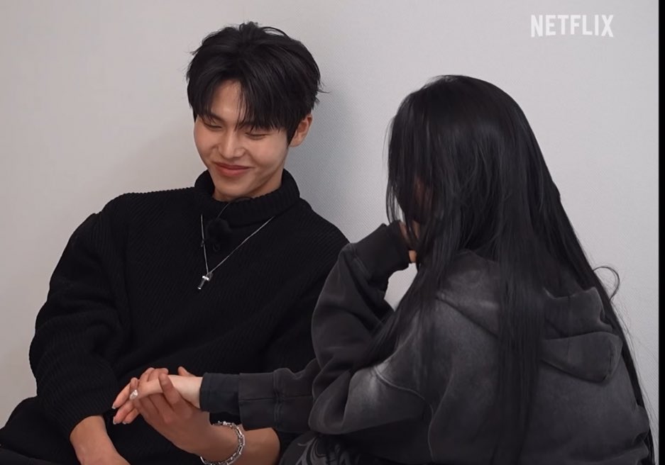 she fell first, he fell harder, harder, harder, harder, and harder lmao 

#SinglesInferno5