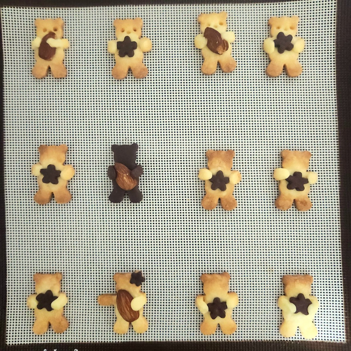 Keepsmiling425's tweet photo. お世話になっている人たちに渡せるように、バレンタインの試作をしてみました。かなり昔に流行った抱っこクマクッキー、いまも焼いてる人いるかな🧸家に赤い色素がなく、ココア生地を花型で抜いてみたら、なかなか可愛い🌸絵心ないけど、お顔はどうしよう…
#手作りバレンタイン 
#お菓子作り https://t.co/4pvYl9m6lt