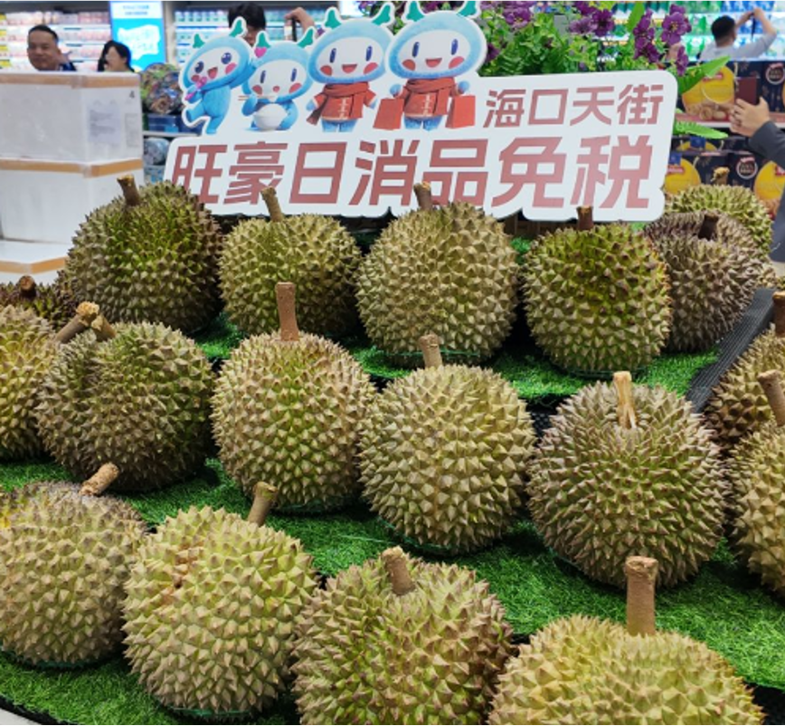 HainanToday's tweet image. The air hums with #excitement as the first batch of daily consumer goods duty-free stores for island residents opens at #Longfor #Haikou Paradise Walk. This zero-tariff initiative brings global products to locals’ doorsteps, carrying the warmth of #Hainan Free Trade Port’s shared