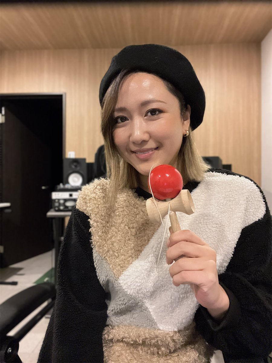 chisatomusic1's tweet photo. 【YouTube】
『千里のchisato+show』
本日《2/11(水)20:00~》配信♪

今日も引き続き
けん玉チャレンジ🔴

前回は奇跡の大成功👏
今日はもっと難しい技に挑戦👀！！

▼YouTube
https://t.co/DvaiYcOR70 https://t.co/QGPYRsVM2c
