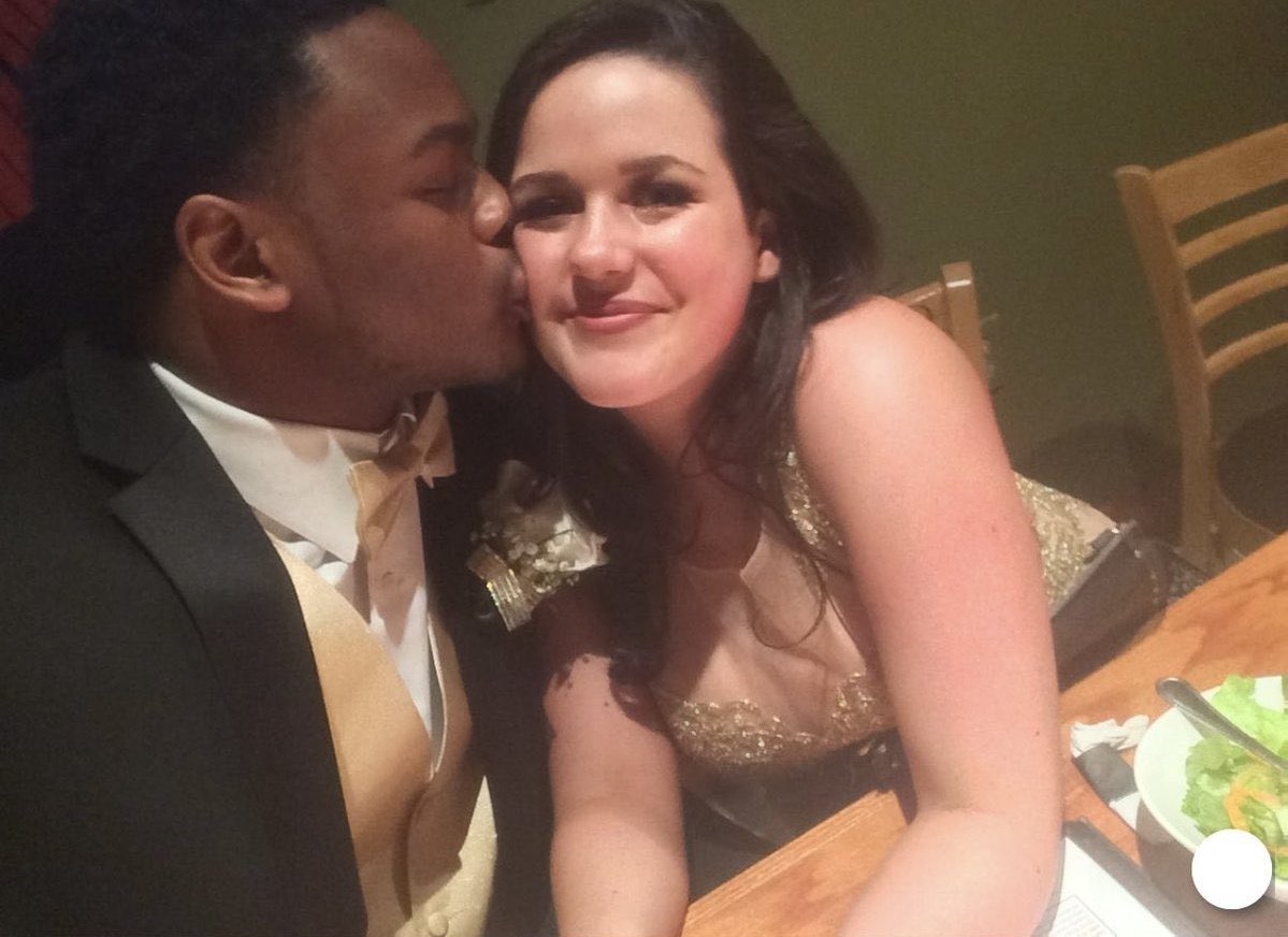 La chica de la foto se llama Sydney Claire Goins, del Bronx, protagonista del incidente del metro en NY llamando "negras" a unas mujeres justo cuando las puertas se cerraban.

Ahora, la acusan de racista. Sin embargo, estuvo saliendo con un hombre negro.

Se les cae el relato.