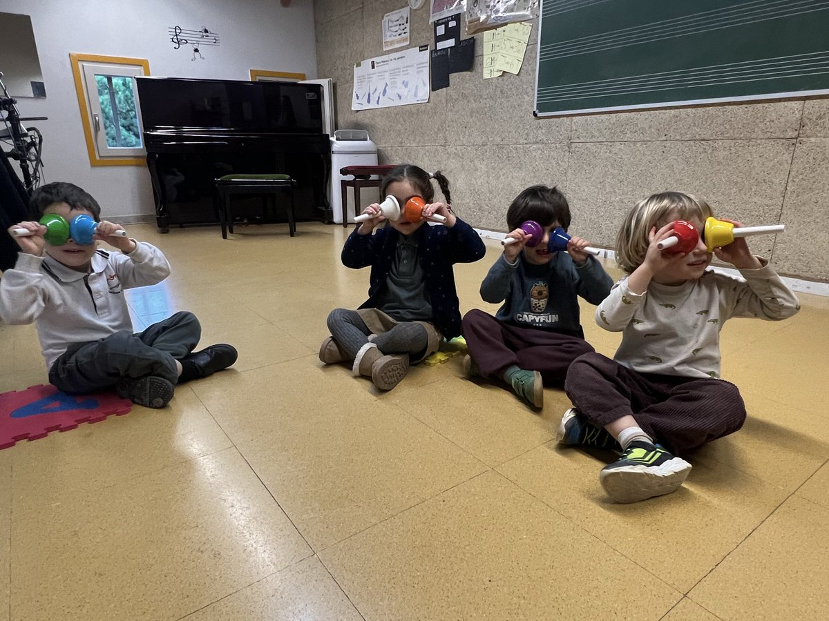 I els més petits ho escolten i ho veuen tot amb els seus súper auriculars i ulleres musicals😅
#americanlakemusic #SensibilitzacióMuical #i3i4i5 #ComencemDeBenPetits