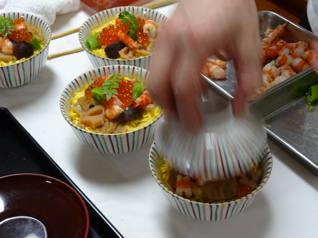 shouintei's tweet photo. 松韻亭「茶席のお料理を学びましょう」にて....寒い時期の御馳走「蒸し寿司」を♪花は水仙に雪柳で早春の気配を..... https://t.co/SiWlMR3KbA
