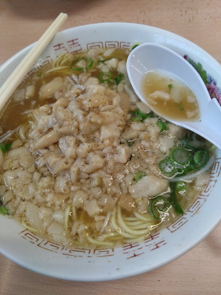 ta_gg6's tweet photo. 今日は仕事関係で岩国！
岩国に行くとほぼ立ち寄るラーメンすえひろ。背脂豚骨醤油ラーメン美味しいからみなさんぜひ！！尾道ラーメンに豚骨の味が入ってる感覚で！！ https://t.co/Swsj1Sv52d