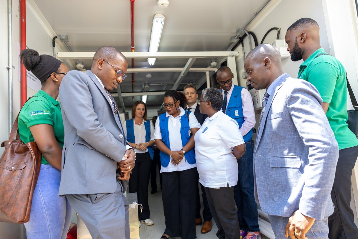 PNUDBurundi's tweet image. Remise officielle des réalisations du projet #SmartFacilities for Health phase 1 à l’Hôpital de district de #Kibumbu, par la Ministre @Lydwinebara @msp_burundi, @anoh_emma RR du #PNUD et Gilles Cesari gestionnaire @GlobalFund #Burundi.
#EnergieSanté #ODD3 #ODD7