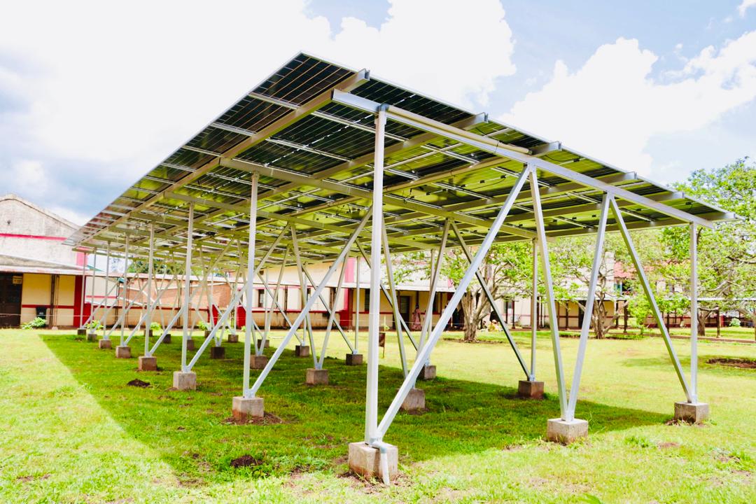 PNUDBurundi's tweet image. Remise officielle des réalisations du projet #SmartFacilities for Health phase 1 à l’Hôpital de district de #Kibumbu, par la Ministre @Lydwinebara @msp_burundi, @anoh_emma RR du #PNUD et Gilles Cesari gestionnaire @GlobalFund #Burundi.
#EnergieSanté #ODD3 #ODD7