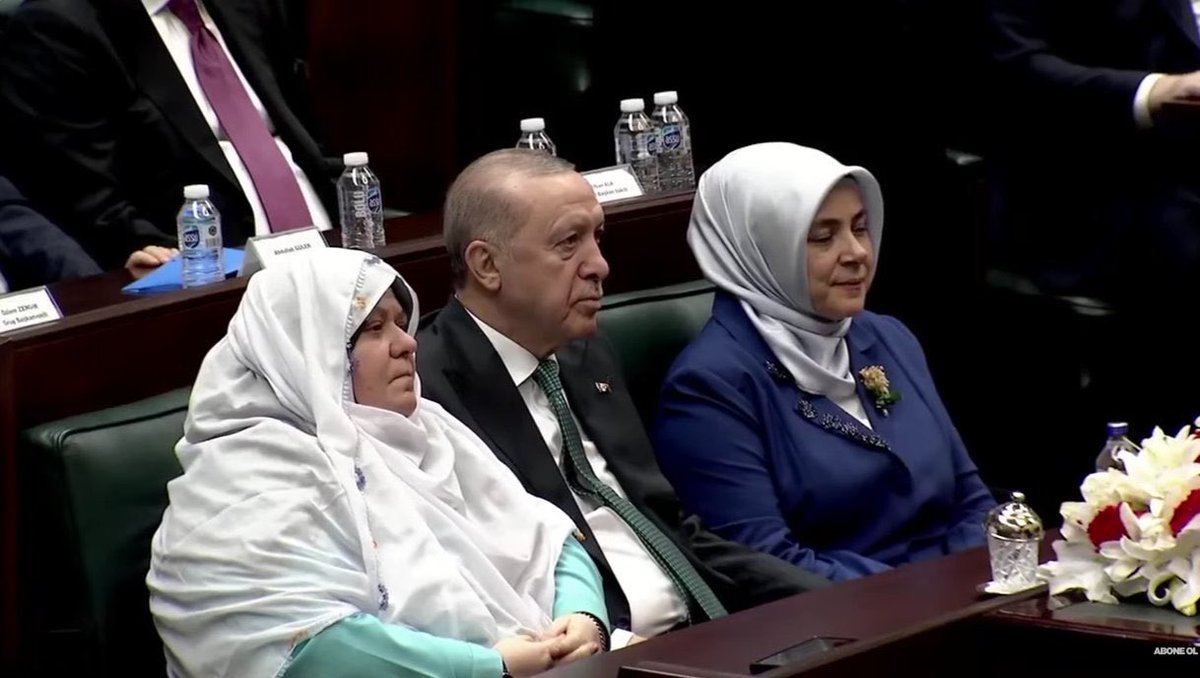 İYİ Partili bir densizin tülbentine şalvarına laf ettiği Mihalgazi Belediye Başkanı Zeynep Akgün’ü Cumhurbaşkanı grup toplantısında yanına oturtmuş.

Nereden baksan kral hareket