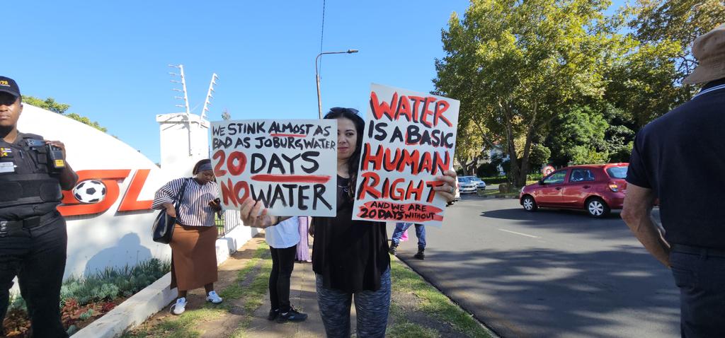OurCityNews's tweet image. One Parktown West resident makes their concerns loud and clear: “Water is a basic  human right.” #watercrisis #Joburg #nowaterinjhb #ourcitynews