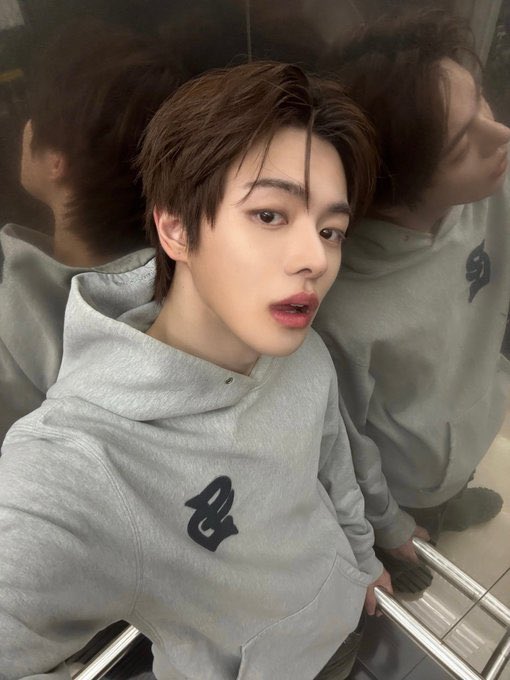 jebal66911's tweet photo. 눈에 보이는 3면이 전부꼴림
갓 씻고 나온 샴푸향 풍길 것 같음 허리끌어안고 목에 얼굴 파묻고 싶음 https://t.co/tWWWr7rOCm