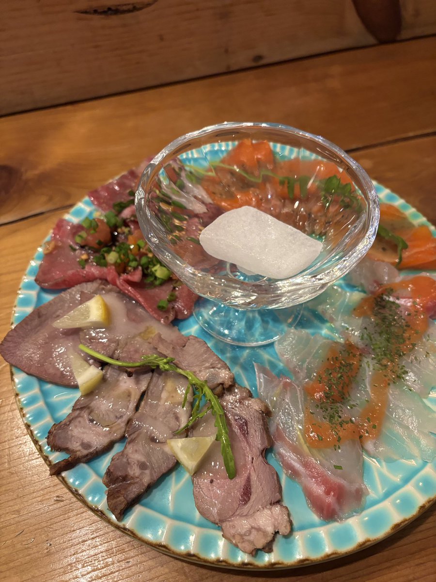 otokomaeeeeee's tweet photo. こんばんは🌙
南越谷ビストロ男前です

当店の名物料理No.2『肉と魚のカルパッチョ盛り』のご紹介です🐟🫧
ラインナップは
【真鯛、サーモン、和牛炙り、牛たんスモーク】
一皿で肉も魚も楽しめる満足感ある一品です🐮💞
ぜひお召し上がりください

本日も皆様のご来店心よりお待ちしております☺️ https://t.co/3r2Q7AScsc