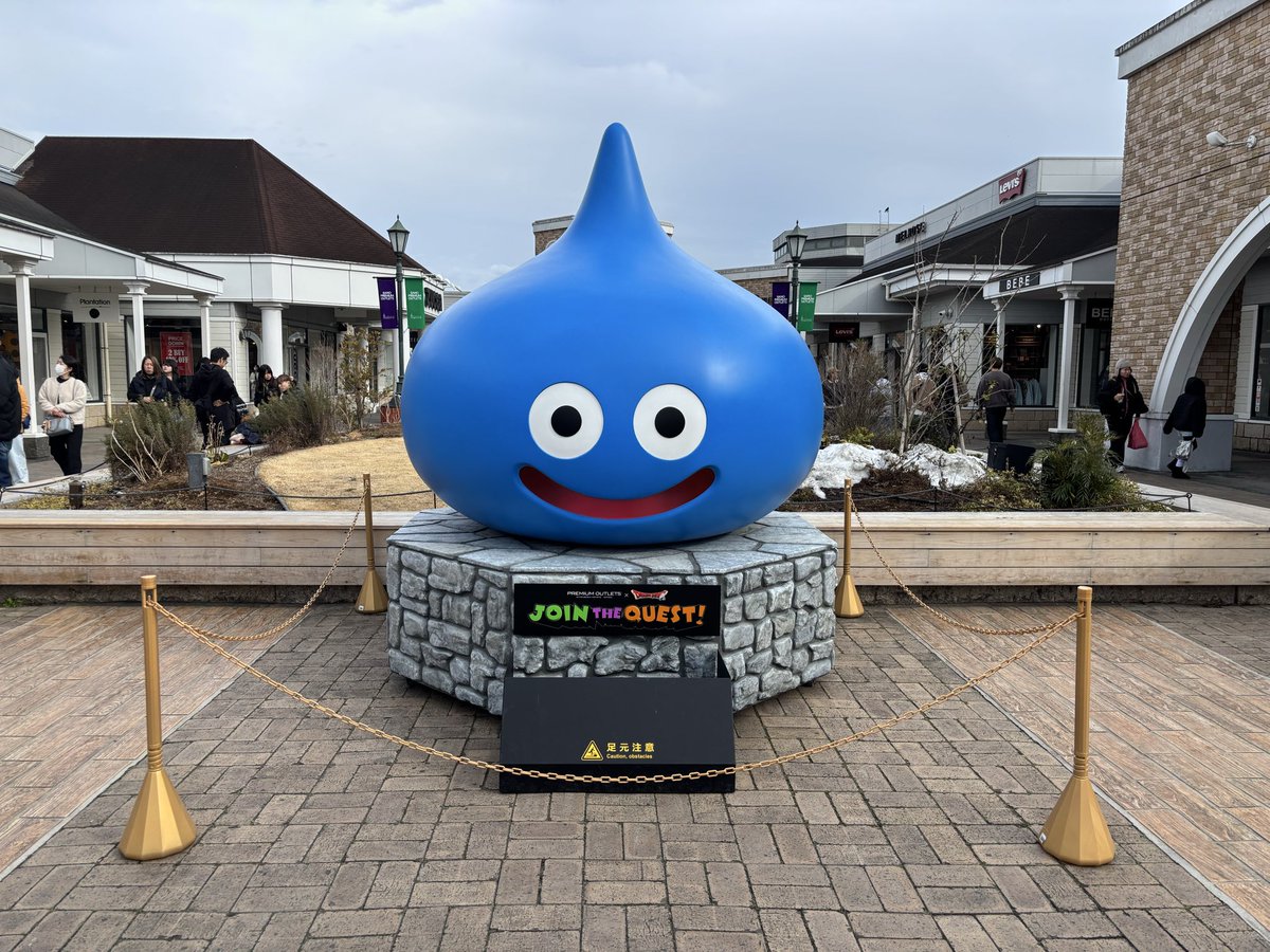 AM0v0m's tweet photo. 散歩してたらスライムくん https://t.co/ZjE868kxY6
