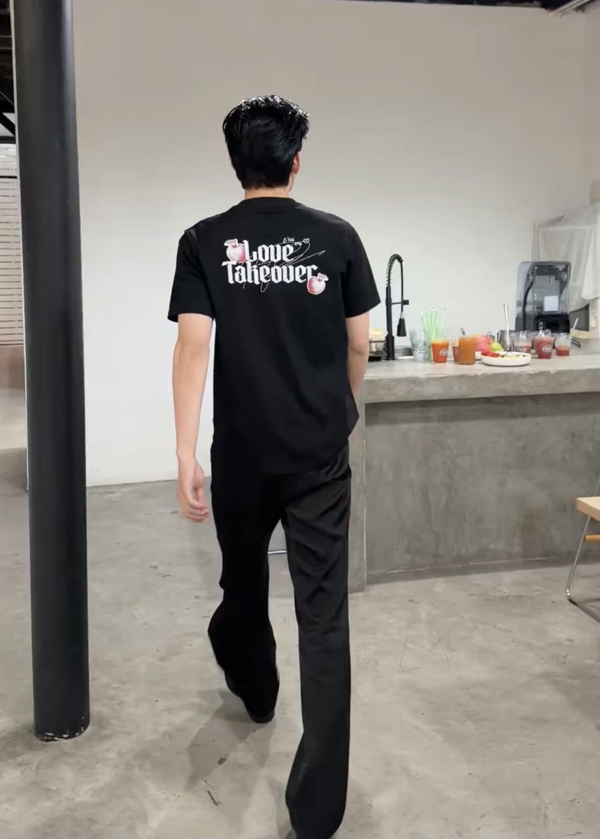 kokornki's tweet image. ข้างหลังยังหล่อ!!! ละขาฮียาวมากกกกกกก แผ่นหลังก้กว้าง ขนาดข้อศอกยังดูดีเลยอ่ะ อิจฉาพ่อพ่อพิเพิ่มทุกวัน🙂‍↕️