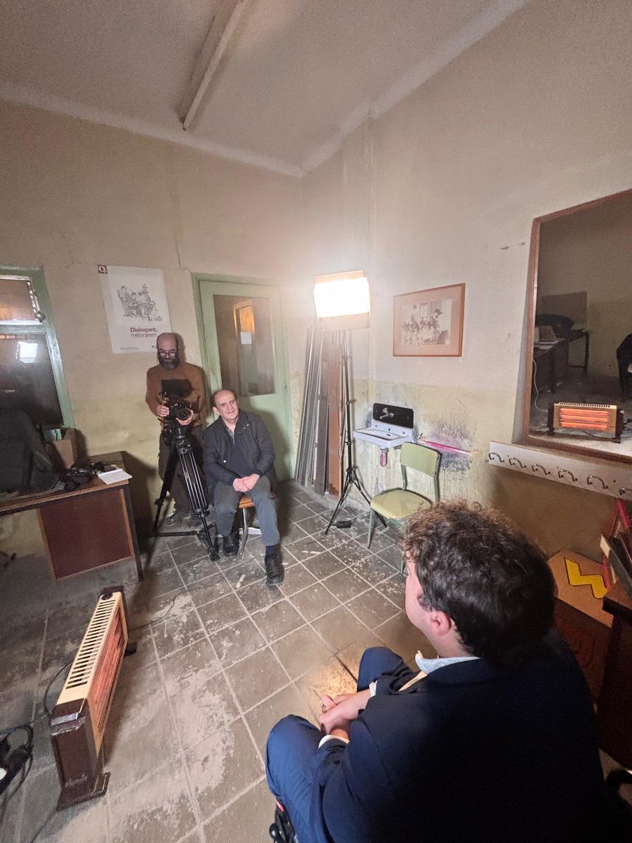 davidbonvehi's tweet photo. Fonollosa, el meu municipi.

A la Fabrica, antiga fabrica tèxtil.

El despatx de l antic director de la fabrica convertit per uns dies en plató televisiu on m’hi entrevista el meu professor de primària.

⁦@ACRFonollosa⁩ ⁦@eloifonollosa⁩ https://t.co/5SmoAytZYk