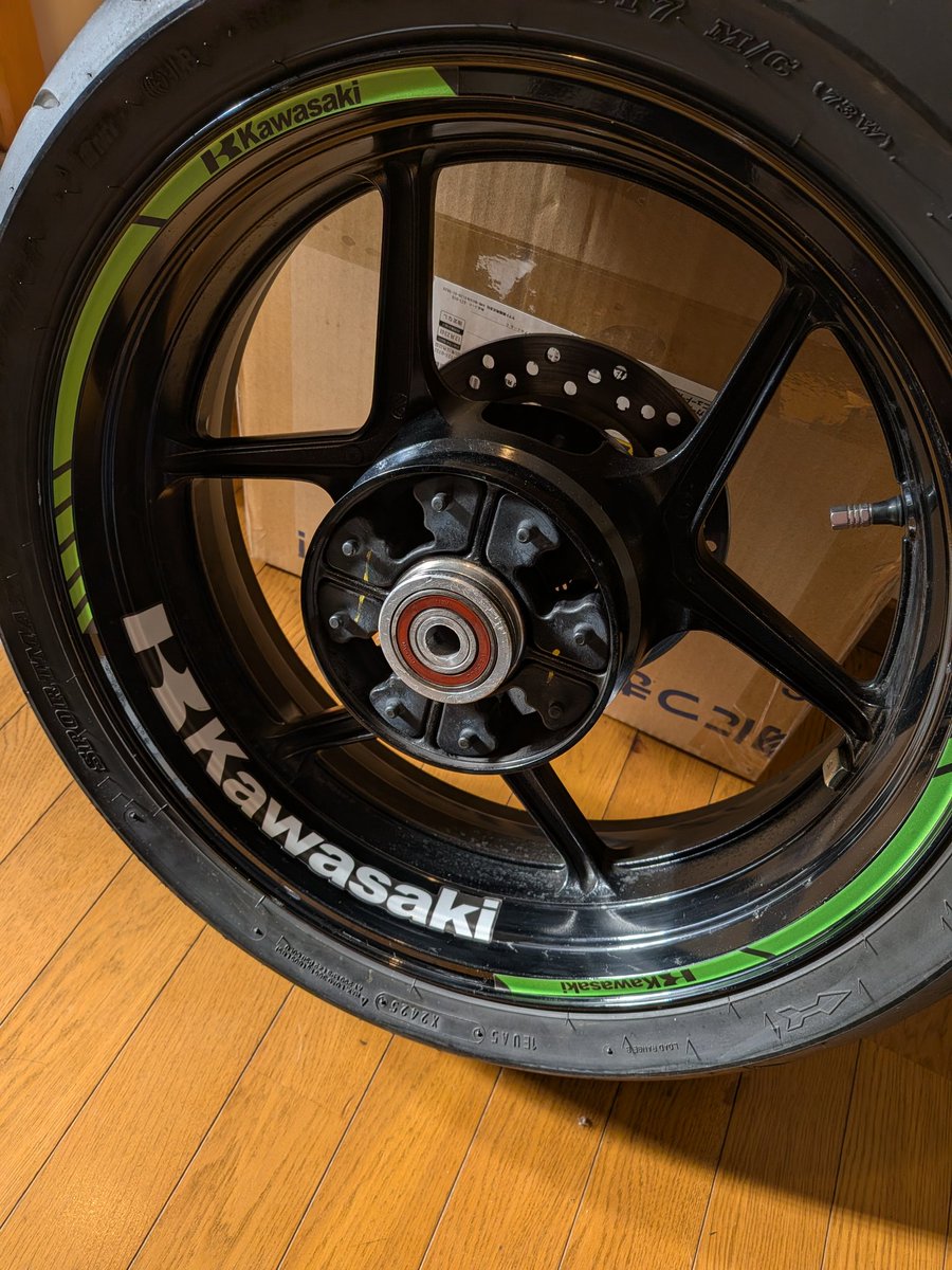 R51_ZX4RR's tweet photo. 久しぶりの投稿です😅
タイヤ交換…4.50J 150 → 5.50J 180 https://t.co/KfNDRw9Bpd
