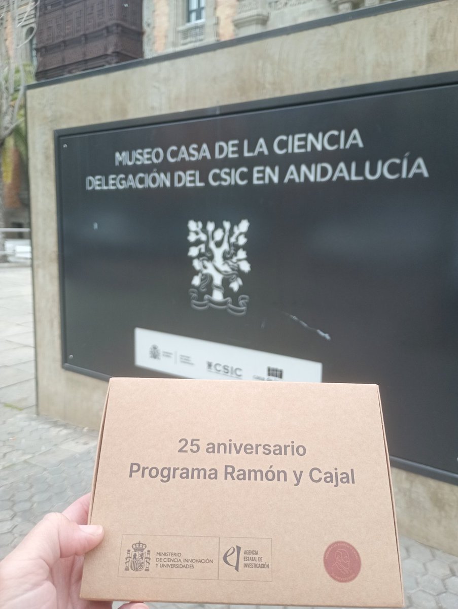 AHwoodtrees's tweet image. Gracias por la insignia #RamonyCajal. Gracias a tod@s l@s investigadores, técnicos e instituciones que habéis apoyado en esta carrera. Ahora toca compaginar #ciencia #docencia y #maternidad. Hoy #11F mis felicitaciones a todas las mamás científicas!❤️