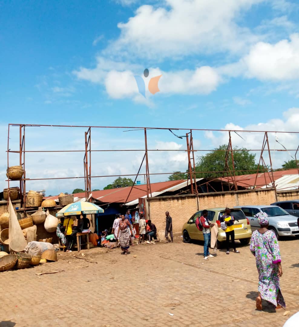 MagazineJimbere's tweet photo. 🧹 Des agents chargés de collecter les frais destinés à l’entretien du marché #Cotebu, situé dans la ville de #Bujumbura, dénoncent 4 mois sans salaire et affirment subir des menaces d’emprisonnement lorsqu’ils réclament leur dû
👥 D’après des témoignages recueillis auprès de ces agents le 09 février 2026, ils confient ne plus savoir vers qui se tourner. Ils déclarent : « Nous ne sommes plus que 9 à travailler chaque jour. Les autres ont abandonné, découragés de travailler sans être payés. Toute personne qui ose réclamer son salaire est immédiatement menacée d’arrestation par l’employeur »
💬 Ils ajoutent toutefois avoir multiplié les démarches pour obtenir leur paiement : des lettres ont été adressées au responsable des commerçants ainsi qu’au gestionnaire du marché pour tenter une médiation en vain. Le montant total réclamé par ces agents à cette société dépasserait 8 millions de FBu
🛒 Ces travailleurs demandent le paiement immédiat de leurs salaires, soulignant que leur situation financière est devenue difficile. Ils sollicitent également l’intervention des autorités compétentes pour les aider à récupérer leur dû
🤔 D’un autre côté, certains commerçants du marché s’étonnent de continuer à payer régulièrement les frais d’assainissement alors que les dépôts d’ordures restent souvent débordés
📞 Contacté, le responsable de la société #Josh n’a pas souhaité réagir
#Burundi #Jimbere