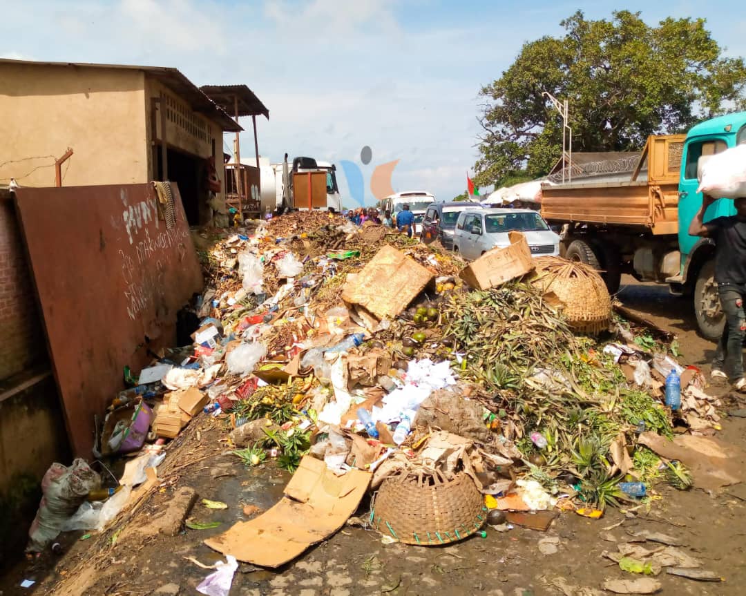 MagazineJimbere's tweet photo. 🧹 Des agents chargés de collecter les frais destinés à l’entretien du marché #Cotebu, situé dans la ville de #Bujumbura, dénoncent 4 mois sans salaire et affirment subir des menaces d’emprisonnement lorsqu’ils réclament leur dû
👥 D’après des témoignages recueillis auprès de ces agents le 09 février 2026, ils confient ne plus savoir vers qui se tourner. Ils déclarent : « Nous ne sommes plus que 9 à travailler chaque jour. Les autres ont abandonné, découragés de travailler sans être payés. Toute personne qui ose réclamer son salaire est immédiatement menacée d’arrestation par l’employeur »
💬 Ils ajoutent toutefois avoir multiplié les démarches pour obtenir leur paiement : des lettres ont été adressées au responsable des commerçants ainsi qu’au gestionnaire du marché pour tenter une médiation en vain. Le montant total réclamé par ces agents à cette société dépasserait 8 millions de FBu
🛒 Ces travailleurs demandent le paiement immédiat de leurs salaires, soulignant que leur situation financière est devenue difficile. Ils sollicitent également l’intervention des autorités compétentes pour les aider à récupérer leur dû
🤔 D’un autre côté, certains commerçants du marché s’étonnent de continuer à payer régulièrement les frais d’assainissement alors que les dépôts d’ordures restent souvent débordés
📞 Contacté, le responsable de la société #Josh n’a pas souhaité réagir
#Burundi #Jimbere