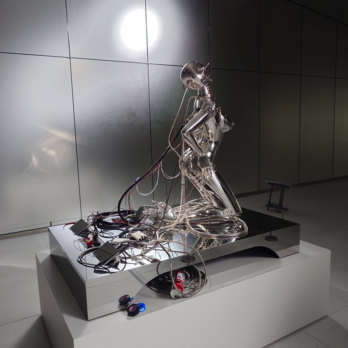 そう！空山基さんの草薙素子をモデルにした彫像、台座下に変わらずCRC