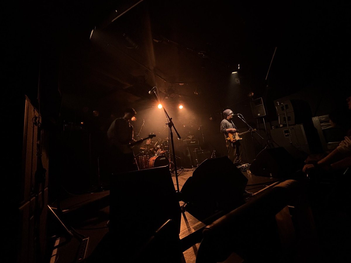 RisingJam's tweet photo. ♠️Rising Jam❤️
17:30〜 in SPEADBOX
📸No.39 @No_39_band 
力強いバンドサウンド、力強い歌声、彼の熱く燃える真っ直ぐな思いがぶつかってくる。彼の思い、彼の言葉に救われる、熱いステージでした。

#Risingjam #ハートランド #スペードボックス #名古屋
＃ライブハウス https://t.co/XTc2j7cx33