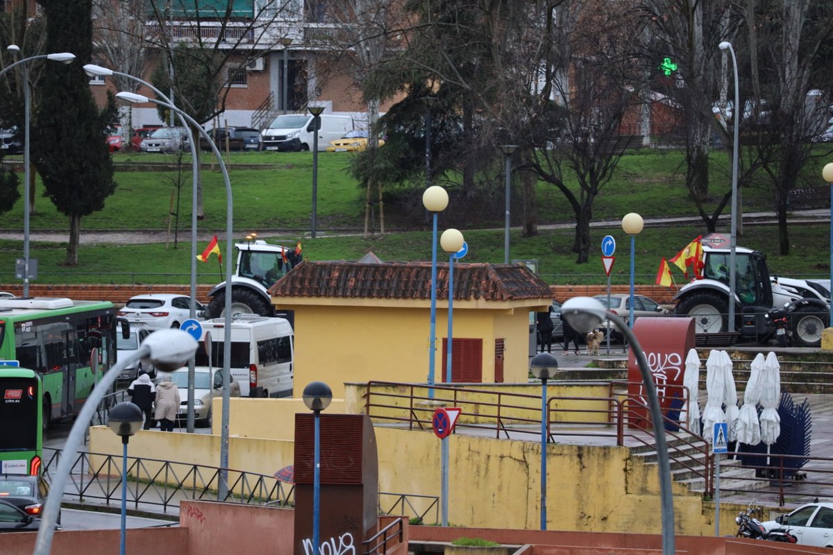 nispas's tweet photo. Estar trabajando y ver que pasa por tu casa la marcha de tractores #tractoradas #leganes @LeganesActivo @Leganews https://t.co/ObGK2qTM5V