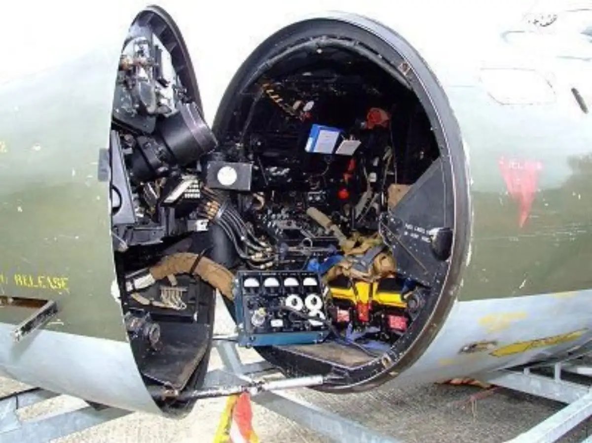 航法機材と一緒にクッソ狭い機種部分にギッチギチに詰められる航法士