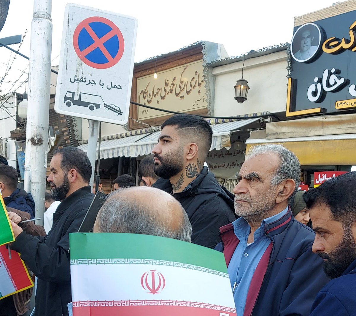 تا نور ولا بــه سينه ي ما تابيد
نفرت ز منافـــق به دل ما روييد
ما جمله فدايي ولايـت هستيم
تا کور شود هر آنکه نتواند ديد
#فتح_بزرگ
#ایستادگی_مردم