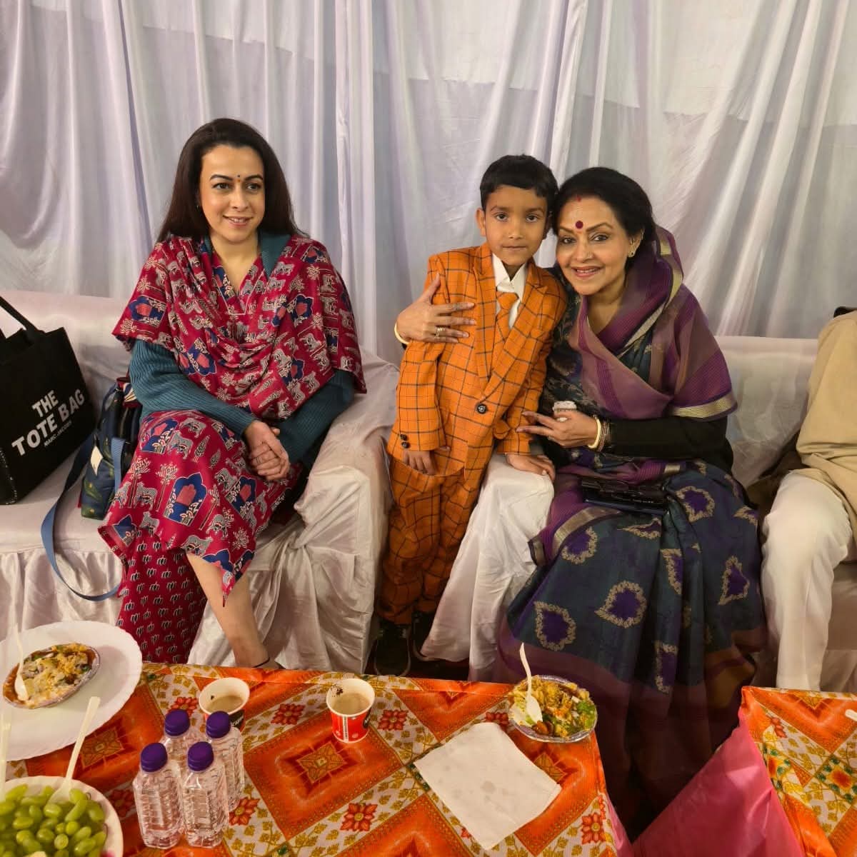 ameetasinh's tweet photo. हमारी ग्राम सभा जंगल रामनगर, पूरे मुराई निवासी श्री एस.एन. पाल जी की भतीजी के विवाह समारोह में सम्मिलित होकर परिवार को स्नेहपूर्वक आशीर्वाद प्रदान किया।
नवदंपति के सुखमय, सफल एवं मंगलमय जीवन की हार्दिक कामना करती हूँ। https://t.co/4SVDtPJLl7