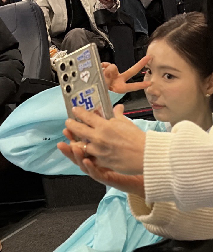 몰름이 tweet media