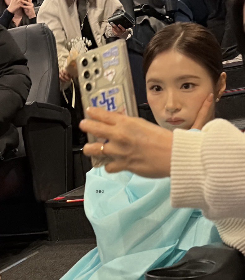 몰름이 tweet media
