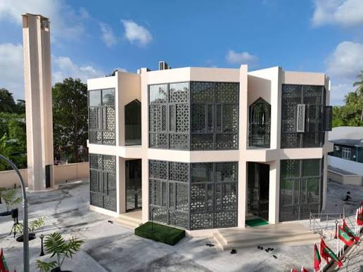Aliixxath's tweet photo. After 20 years Gov-funded mosque construction in Fuvahmulah began under the @ibusolih's Gov.  One mosque was completed during that term, while the other reached the structural stage. This was also the first time in Fuvahmulah’s history that the gov-funded two mosques at the same time. The second mosque is still under construction and is progressing very slowly..