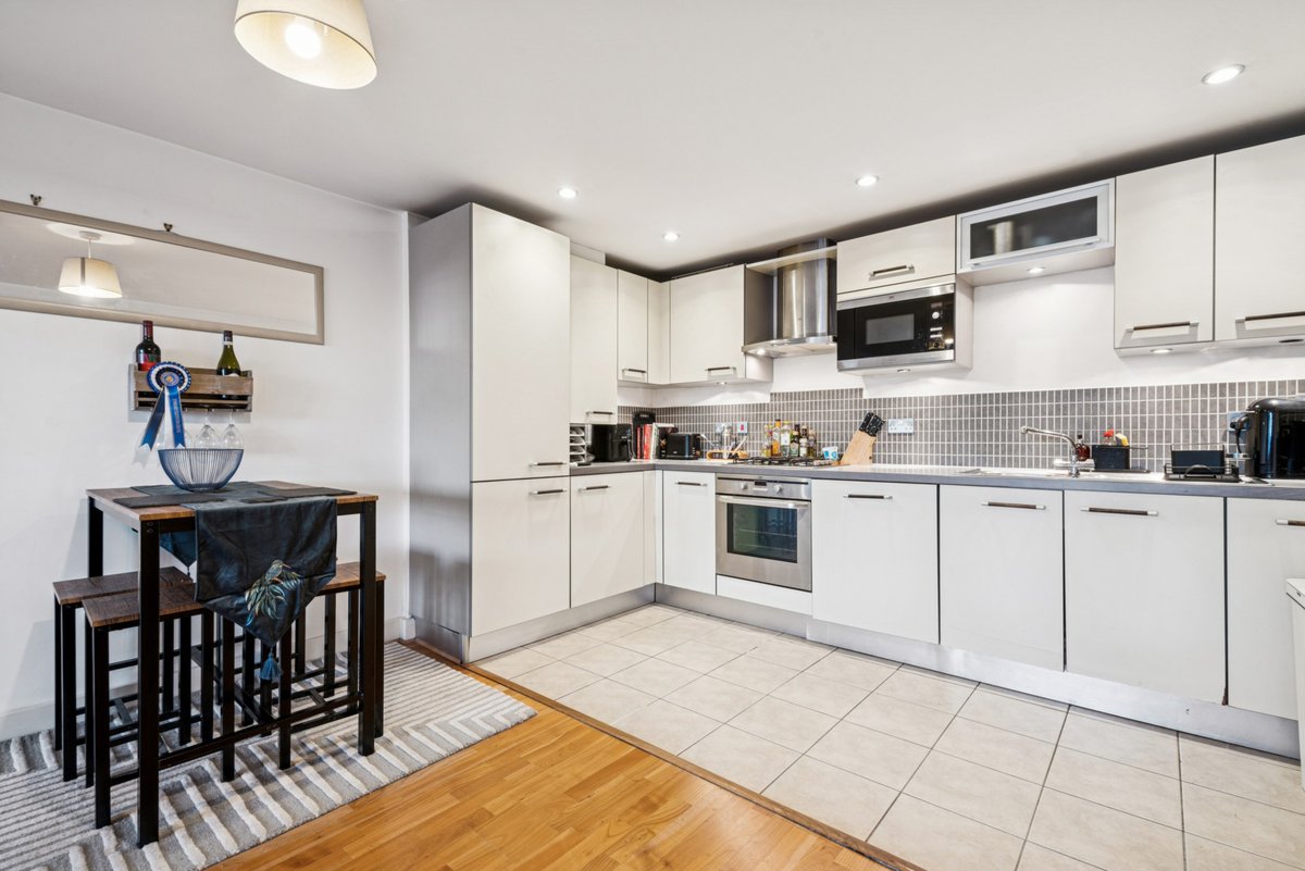 OliverBurnRes's tweet photo. For Sale | Stane Grove, SW9 9AL

Spacious 1-bed 3rd floor apartment in a quiet modern development off Clapham Rd.

🛋 Open-plan living/kitchen
🛏 Double bedroom + built-in storage
🛁 Modern bathroom
🛗 Lift
🌿 Communal garden

📍 Close to Clapham North &amp; Stockwell stations https://t.co/lQ332s2Q3A