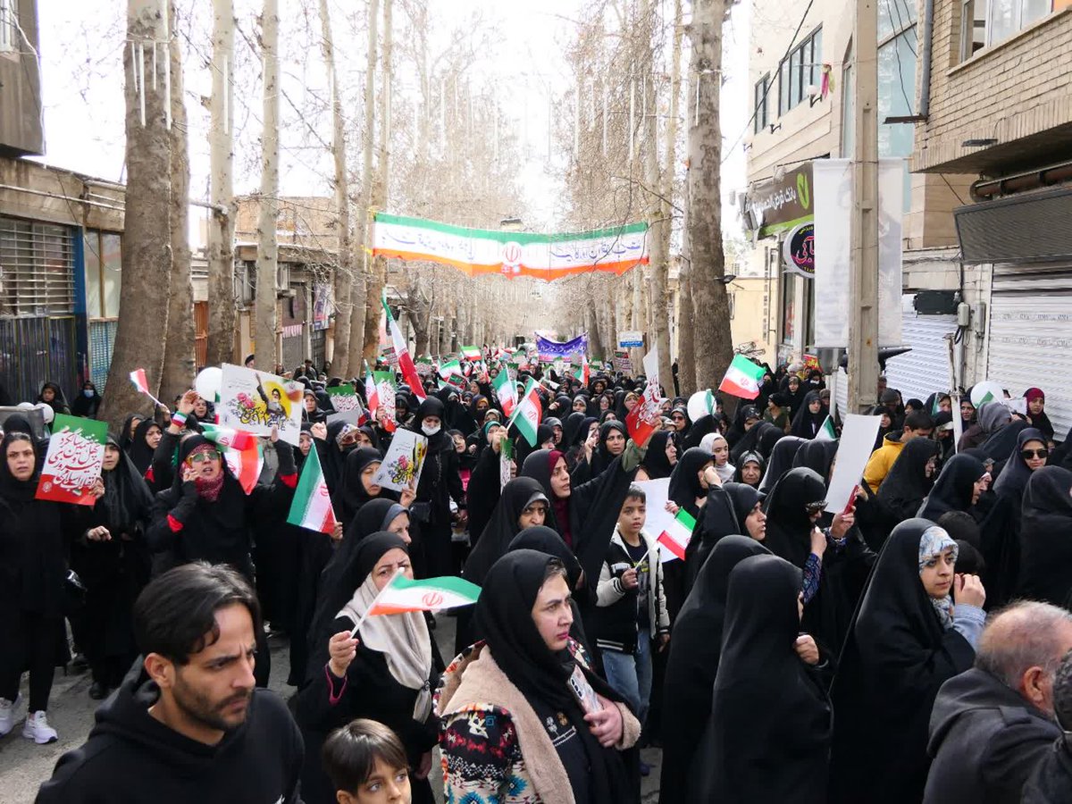 به کوری چشم دشمنان انقلاب 
حضور پرشور مردم شهرستان محلات در راهپیمایی ۲۲ بهمن 
#فتح_بزرگ 
#دشمن_مأیوس