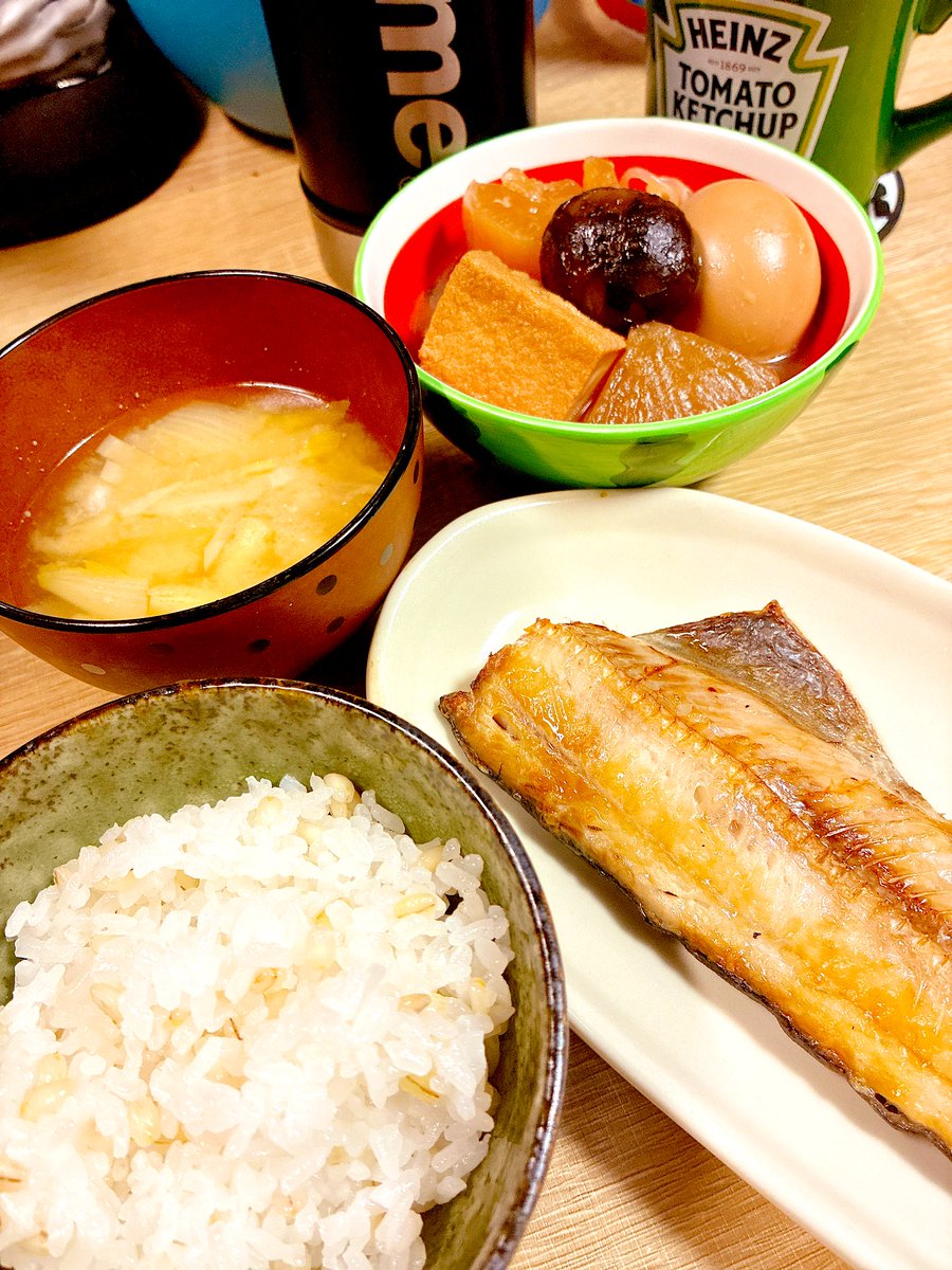 地味だけど、こうゆうご飯が好き
ホッケの焼き魚美味しかった
煮物は母作、やっぱり美味しい