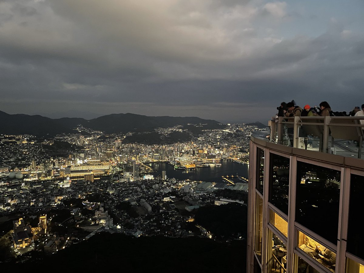 長崎の夜。
光を見に、人が集まる。
