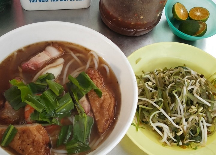 divehippy's tweet photo. カンボジアとの国境の町、ベトナムの #チャウドック はメコン川で取れた新鮮な魚を数ヶ月発酵させた味噌の様な調味料マムMắmの生産が盛んな町　そのマムを使ったブンマムBún Mắmはフォーとは全然違う濃いスープで旨かった https://t.co/Hp8Ws2Exap