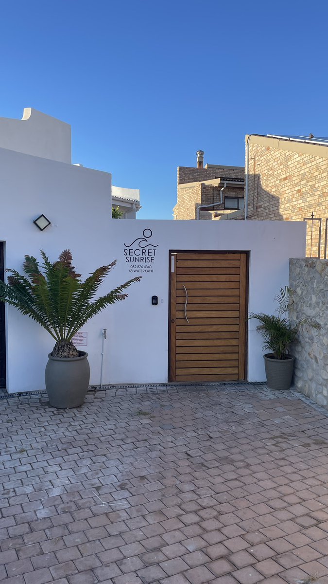 smoicles's tweet image. This is where I was booked. It’s in Jeffrey’s Bay. The room is unit 2. Unit 3 also has a nice view. 🫶🏾