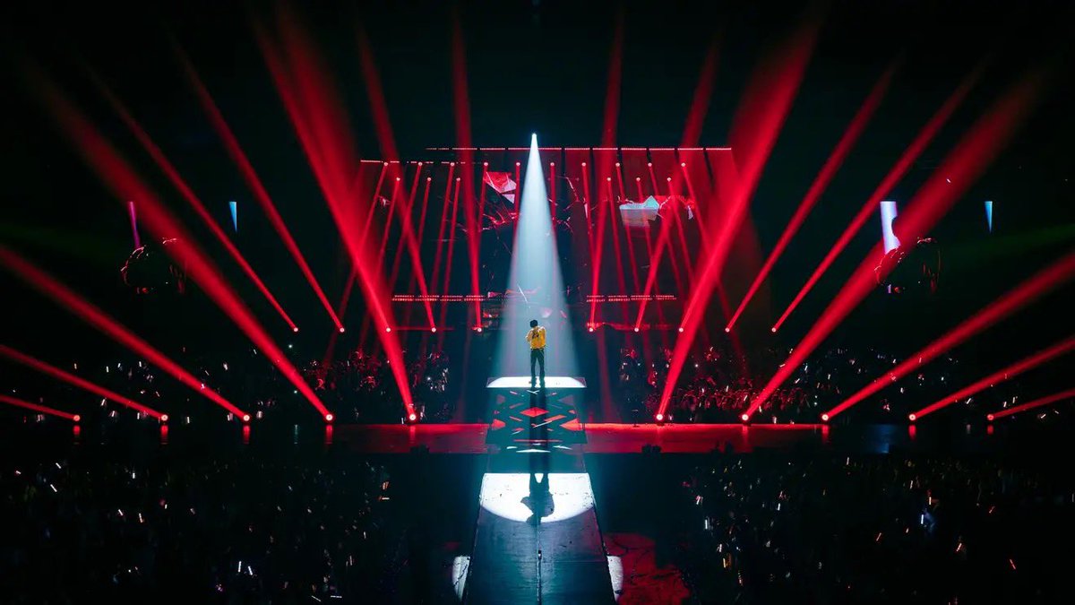 ibbamxx_'s tweet photo. ยืนยันคำเดิมว่าฮันบินเหมาะกับการอยู่ท่ามกลาง spotlight มากๆ ที่ตรงนี้มันคู่ควรและเป็นของแกมาเสมอ สเตจ BE I รอบนี้ขลังจริง ขนลุกกว่าที่ผ่านมา เพราะฮีมาขึ้นสเตจยกตรงกลาง พอไฟปิดเห็นเป็นเงาแล้วโคตรท่วมท้นในใจ mic check 1,2 my name is B.I สิวะ!

#2026THELASTPARADEENCOREINBANGKOK https://t.co/ysqISiZbYK