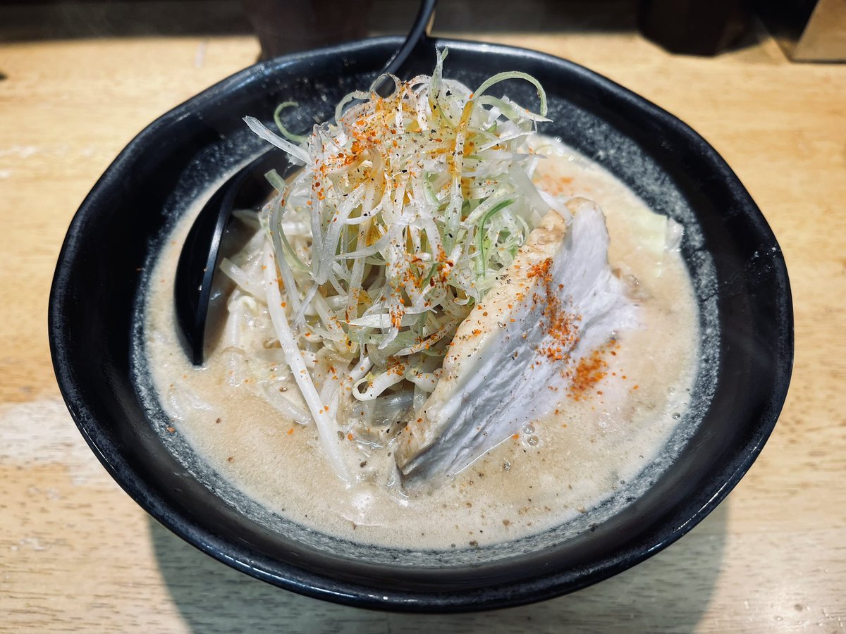 萬馬軒　新宿南口店・寒いときゃ味噌だー　濃厚味噌ラーメン¥990  でも写真の通り味噌っぽくなく濃厚でもなかったよ　あさって13日西口店がオープンするので¥600で食べられるよ