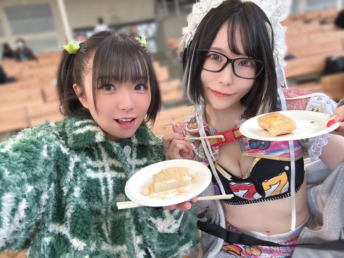 ライブ後メンバーともお餅を食べ、その後ミニワチャさんのライブ見ながらあかりちゃん(<a href="/7ten_akari/">オスイチあかり🥇💯フォローして</a> )ともお餅食べたよΨ( 'ч' ☆)

寒そうすぎる横で寒いなんて言えませんでした*🥶💨*(言ったかも🙄)