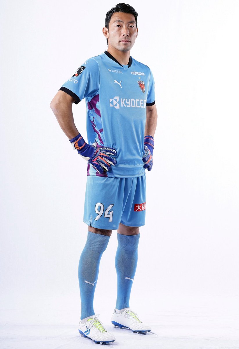 OUHS_masa's tweet image. J1百年構想リーグが始まりました。
サンガの勝利のために熱く闘っていきます！
今年は背番号94番です🧤
GKユニにも紫の色が入ってるのがかっこよくてお気に入りです！

#村上昌謙
#reusch 🧤
#hummel 👟
#94