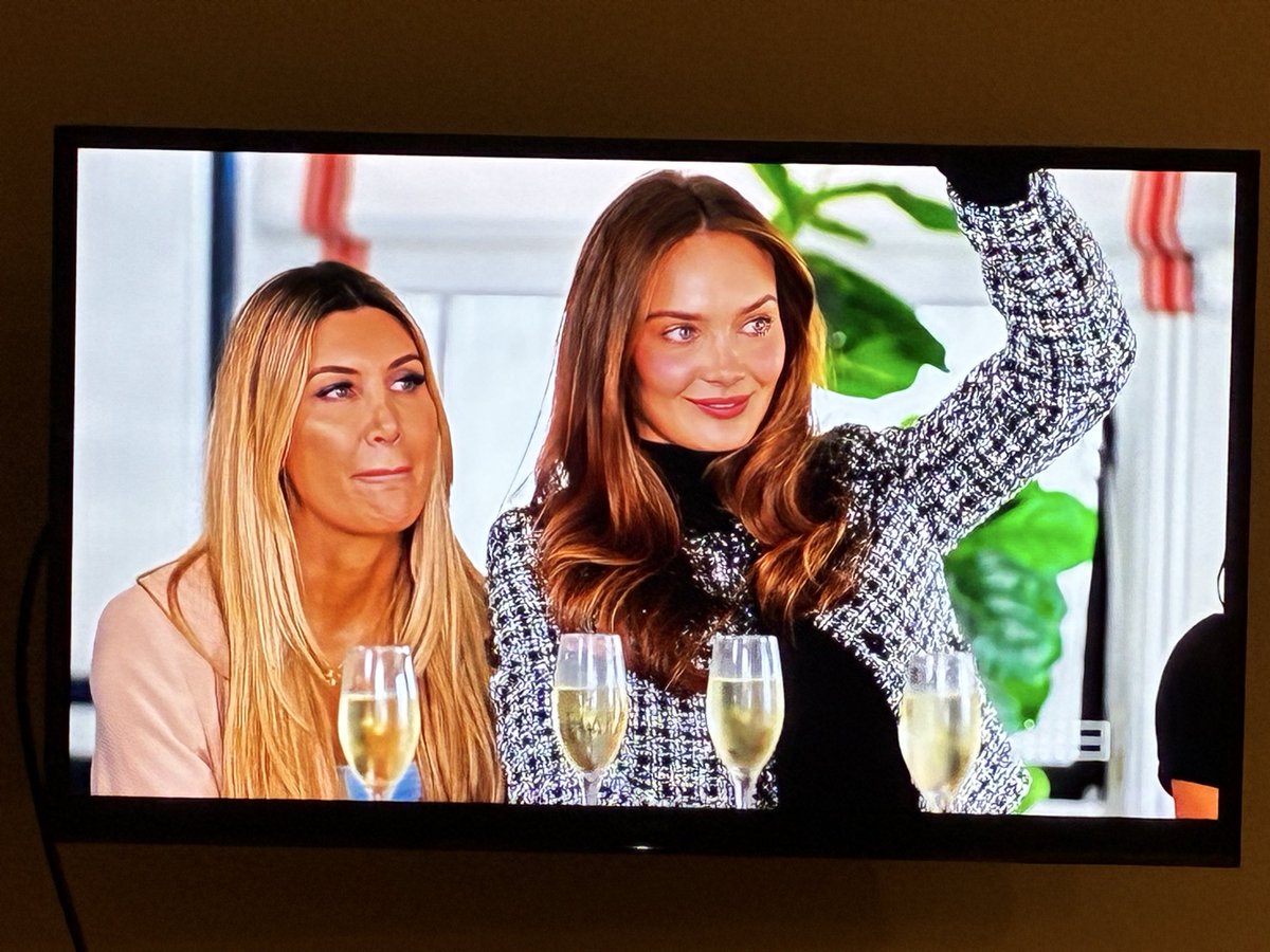 fapanislives tweet media