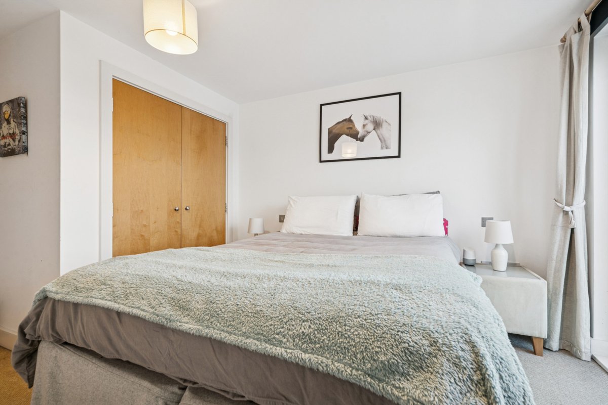 OliverBurnRes's tweet photo. For Sale | Stane Grove, SW9 9AL

Spacious 1-bed 3rd floor apartment in a quiet modern development off Clapham Rd.

🛋 Open-plan living/kitchen
🛏 Double bedroom + built-in storage
🛁 Modern bathroom
🛗 Lift
🌿 Communal garden

📍 Close to Clapham North &amp; Stockwell stations https://t.co/lQ332s2Q3A