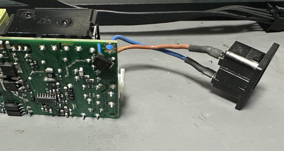 trinity33r's tweet image. 電源基板通テストで通電中に基板移動させようとして久々にAC100Vで感電したw
手が濡れてたらヤバかった