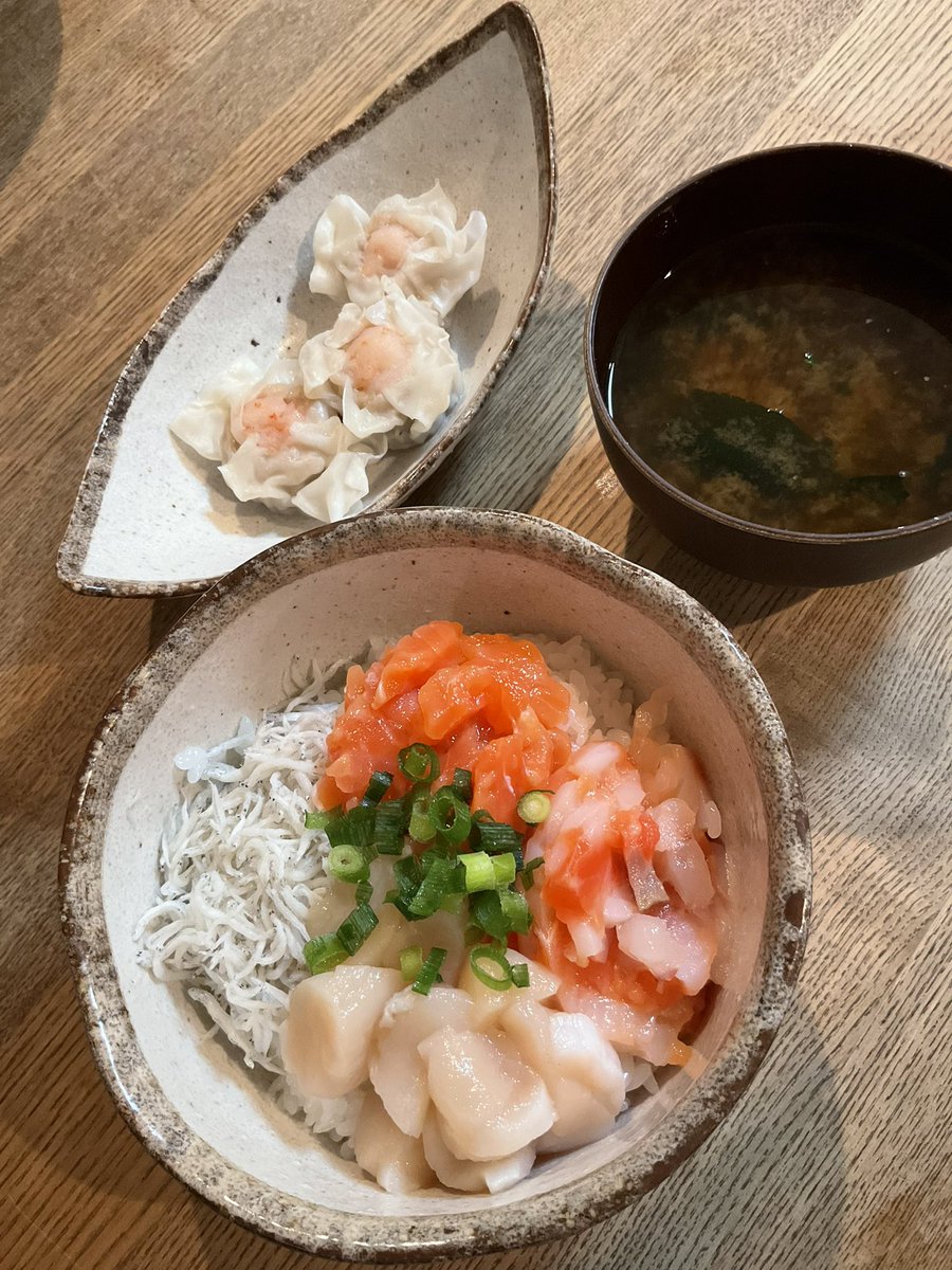 夕食🍽

旦那と2人ご飯🍚

ふるさと納税の返礼品のホタテ
あとは冷凍品解凍したりレンチンしたり...10分で準備できました😊

#まりっぺ飯