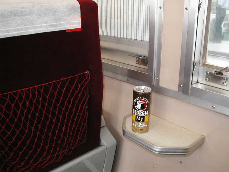 tsubame92's tweet image. #皆さんの列車内写真を見せてください　2005年、東海道在来線。サロ113 普通列車グリーン車と実質神奈川県限定ジョージア・マイコーヒー(震災2011年に終売)