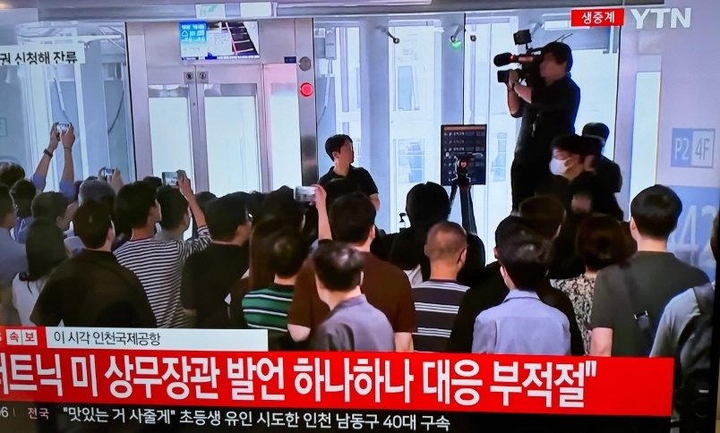 mercer_59's tweet image. #트친들이_못해봣을_경험
비자 정상인데 이민단속국이 잡아가서 교도소에 수감되고, 머그샷도 찍고, 뉴스도 나오고, 대통령 위로문도 받아봄