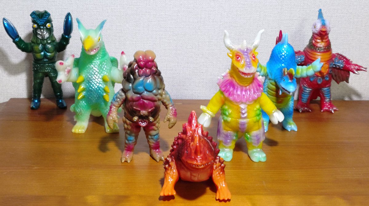 ヤモマーク怪獣のV・フォーメーション 左からバルタン星人Jr.→ガラン